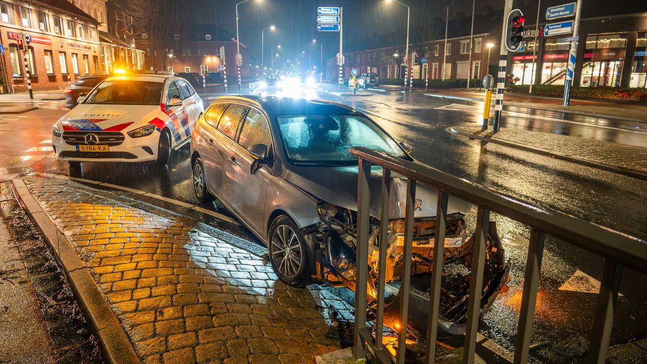 Vrouw botst met auto tegen hek van viaduct in Breda