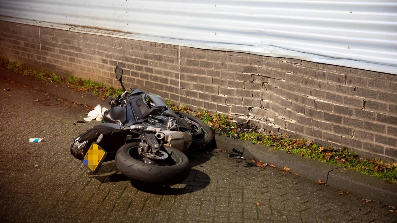 De motorrijder botste op de muur bij een bouwmarkt aan de Rucphensbaan (Foto: Christian Traets / Persbureau Heitink.)