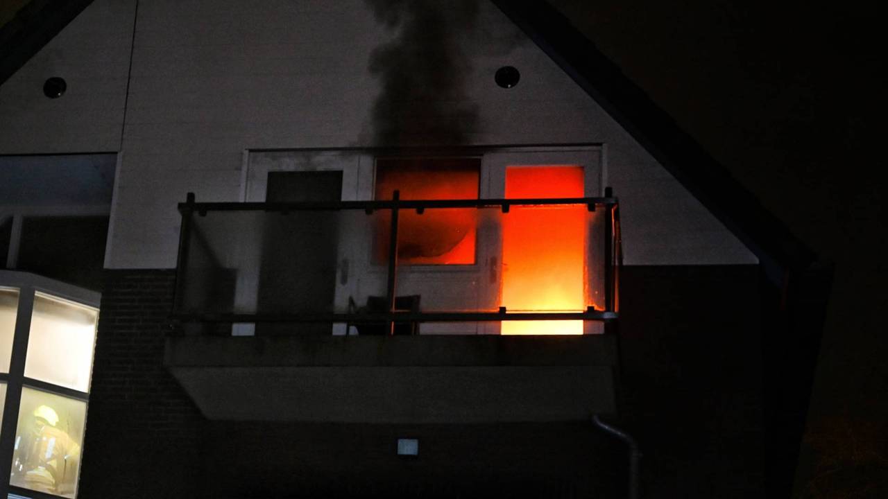 De vlammen sloegen uit het appartement aan de Kerkstraat in Oisterwijk (foto: Toby de Kort/Persbureau Heitink).