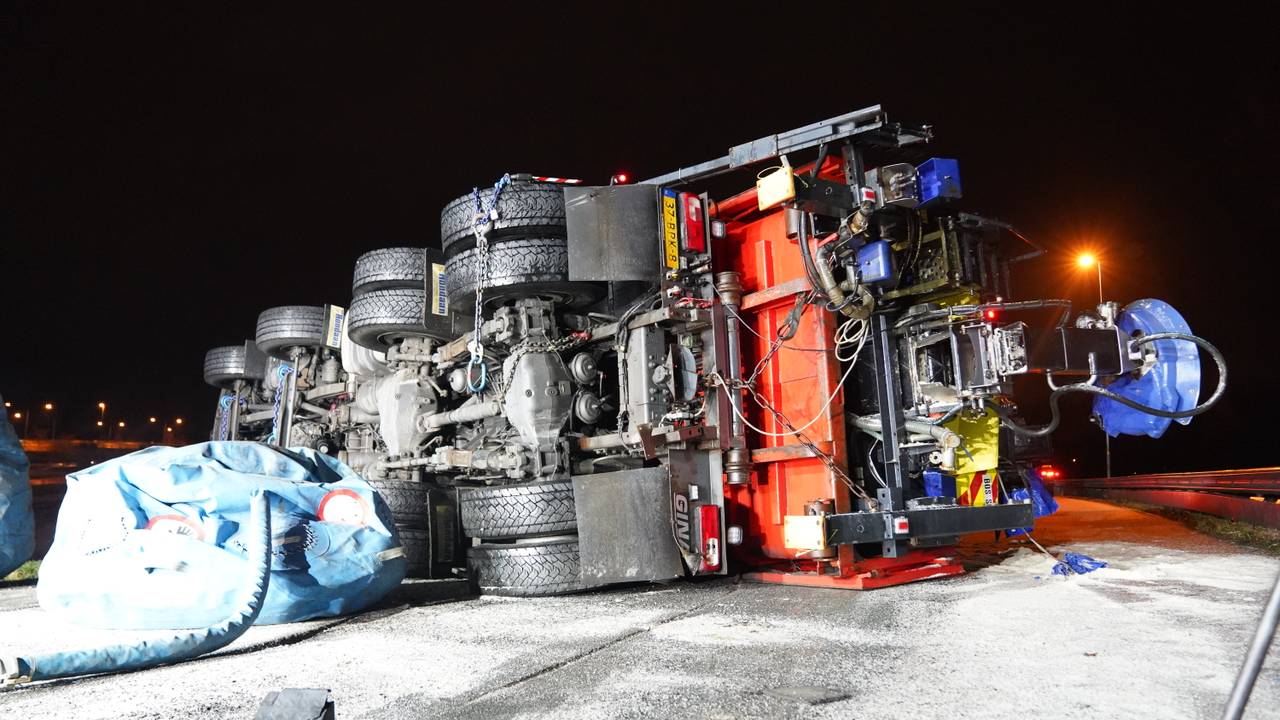 De strooiwagen kantelde op de verbindingsweg tussen de A59 en de A2 (foto: Bart Meesters/Persbureau Heitink).