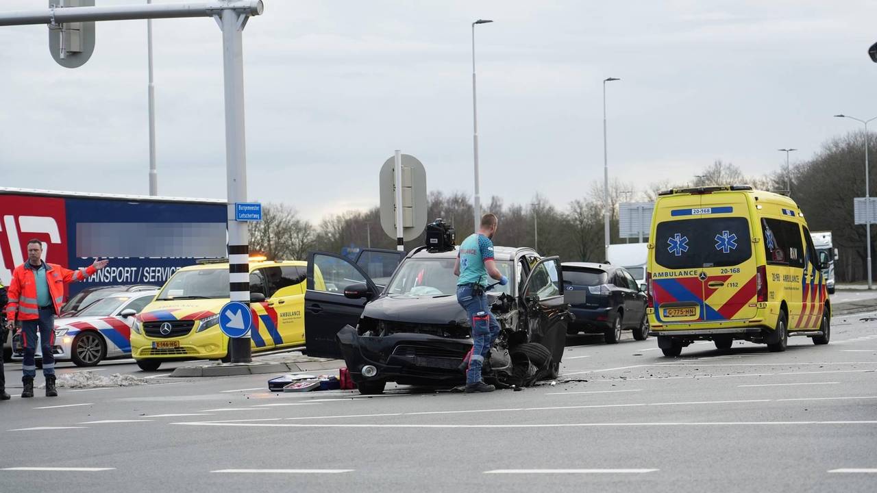 Fors ongeluk in Tilburg, vijf auto's hebben schade