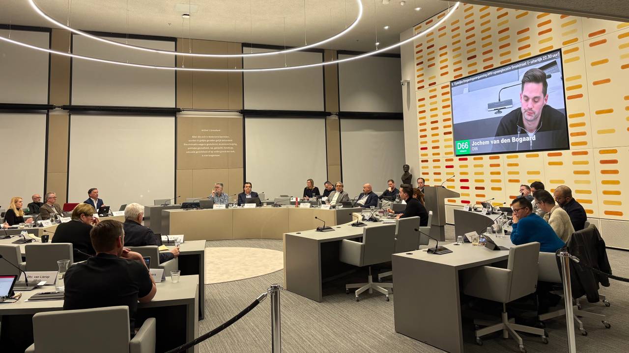 De commissie in vergadering over het azc in Helmond