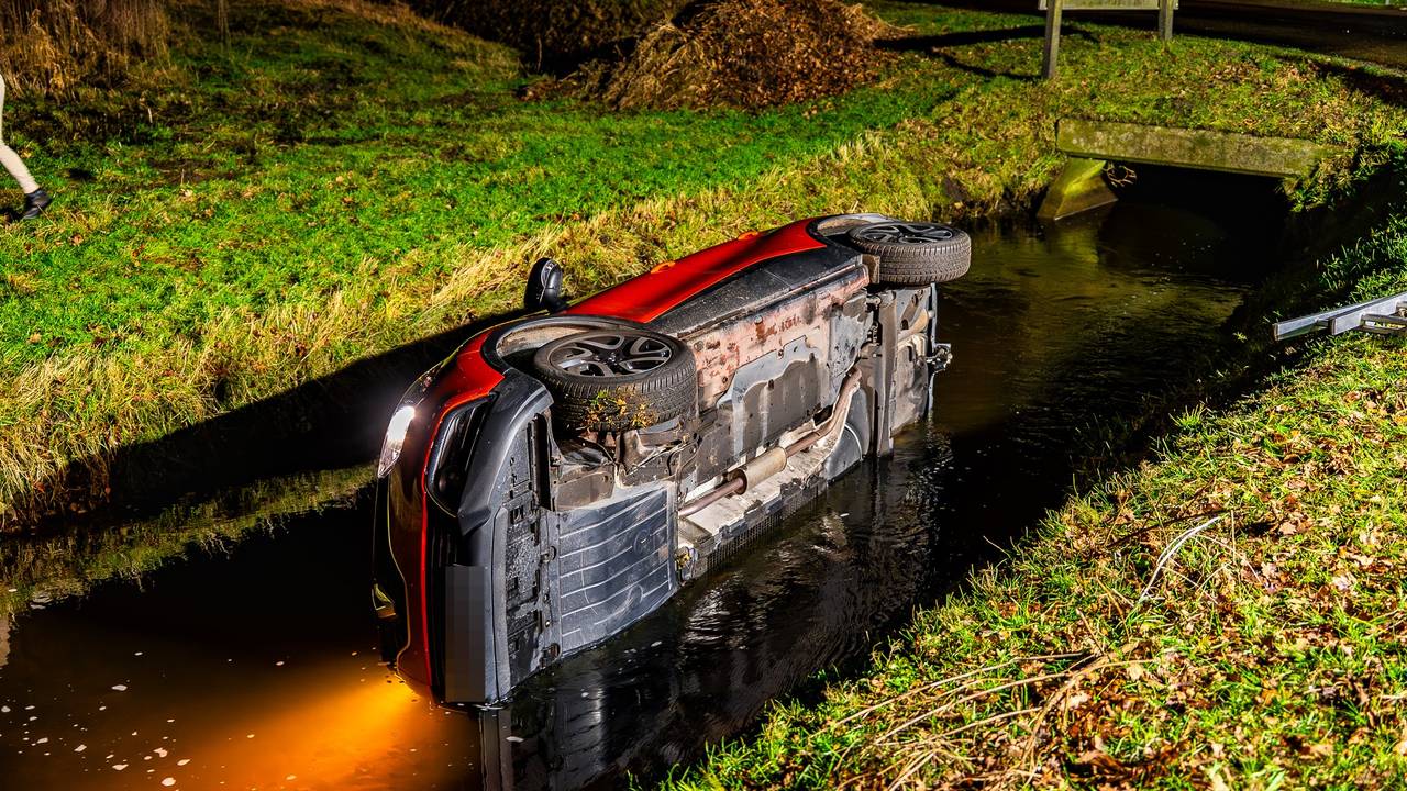 Auto te water (foto: Lucas Lammers / Persbureau Heitink).