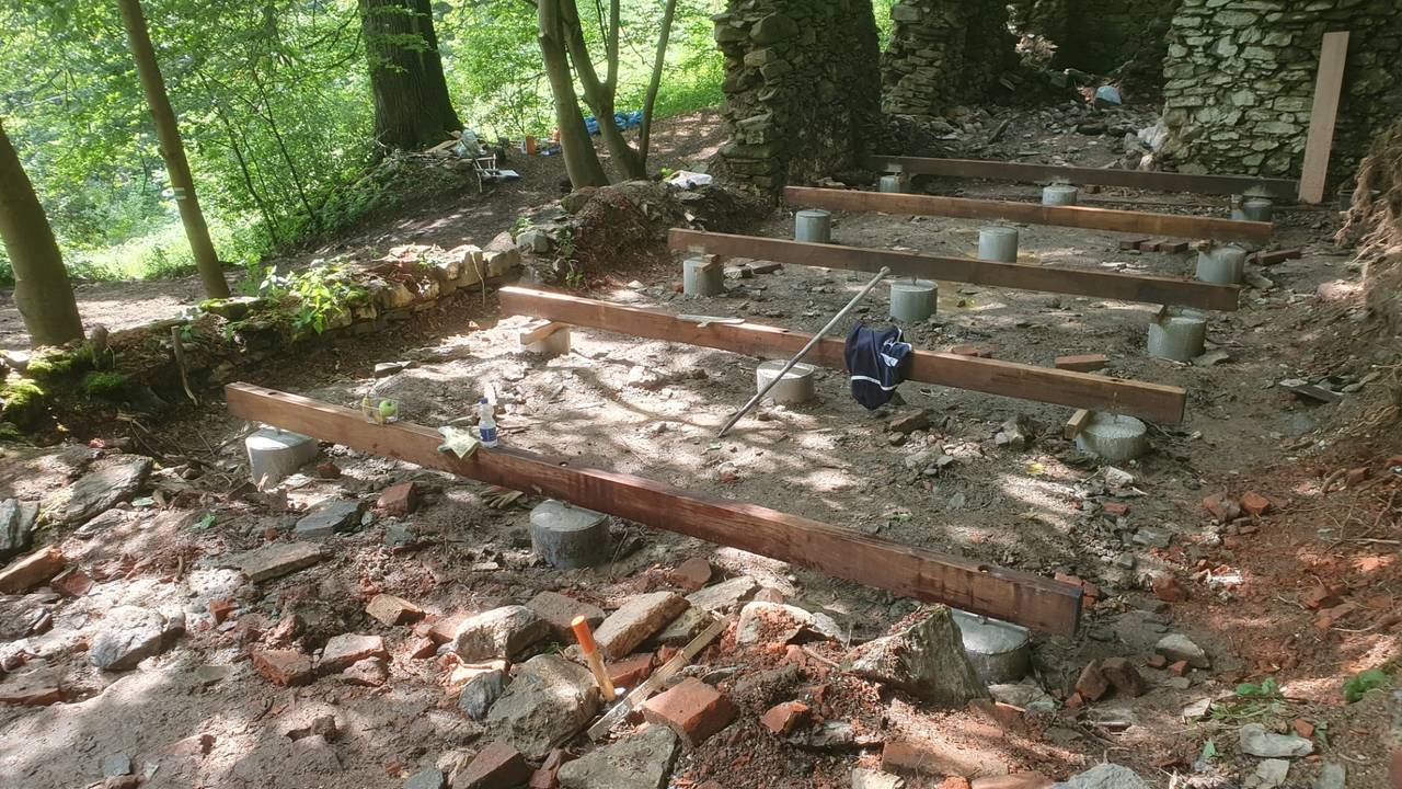 In Tsjechië zijn de fundamenten al gelegd voor de afbouw van een tiny house (eigen foto).