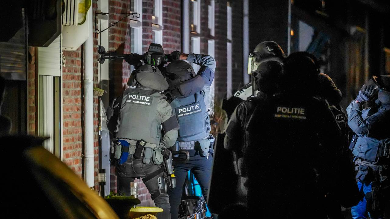 Arrestatieteam valt huis binnen in Geldrop (foto: Dave Hendriks / SQ Vision).