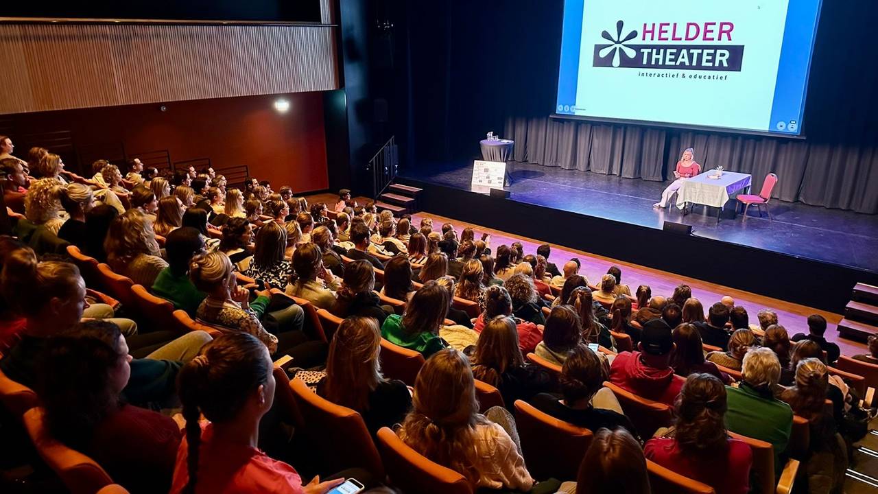 Een volle zaal bij de lezing Smartphonevrij opgroeien in de Kempen (foto: Smartphonevrij opgroeien de Kempen)