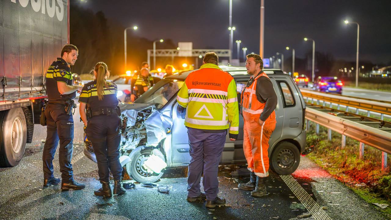 A27 dicht bij Breda na twee ongelukken, één bestuurder naar ziekenhuis