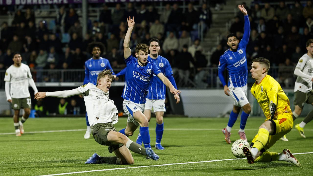 PSV-invaller Nicolas Verkooijen ziet zijn schot tijdens FC Den Bosch - PSV gestopt wordend door Pepijn van de Merbel (Foto: ANP).