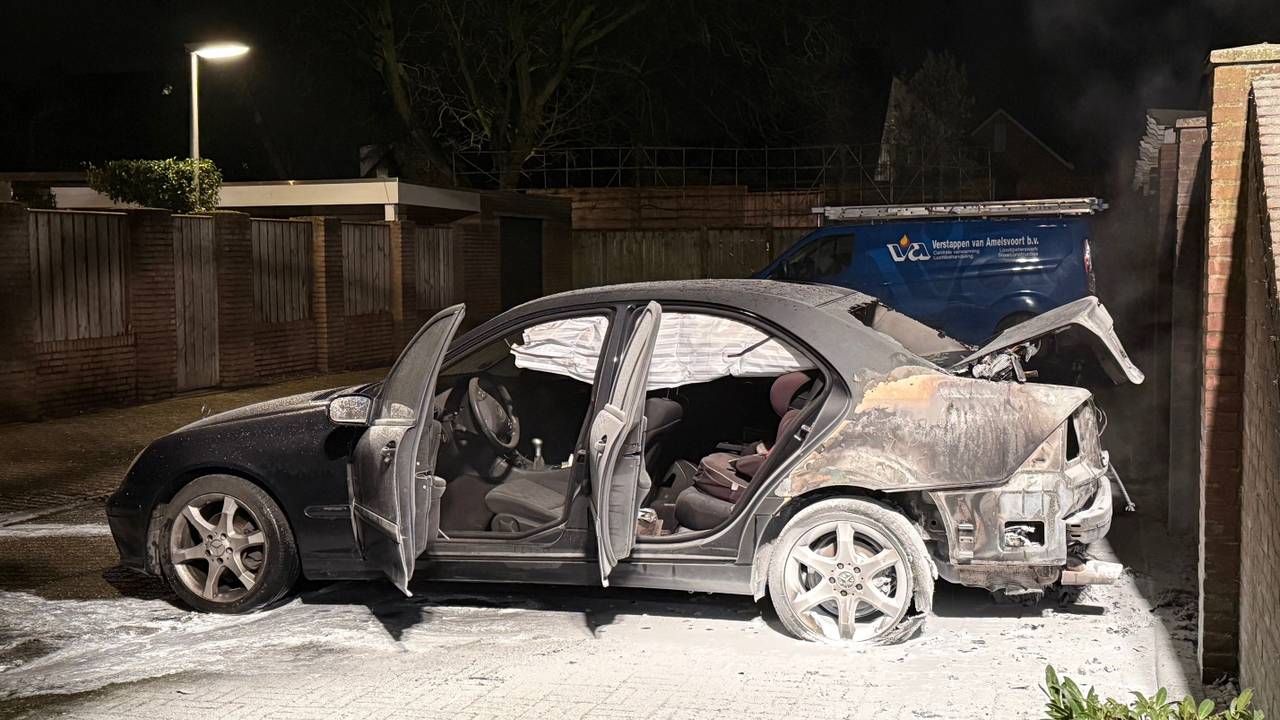 Auto brandt uit in Vlijmen, vermoedelijk brandstichting