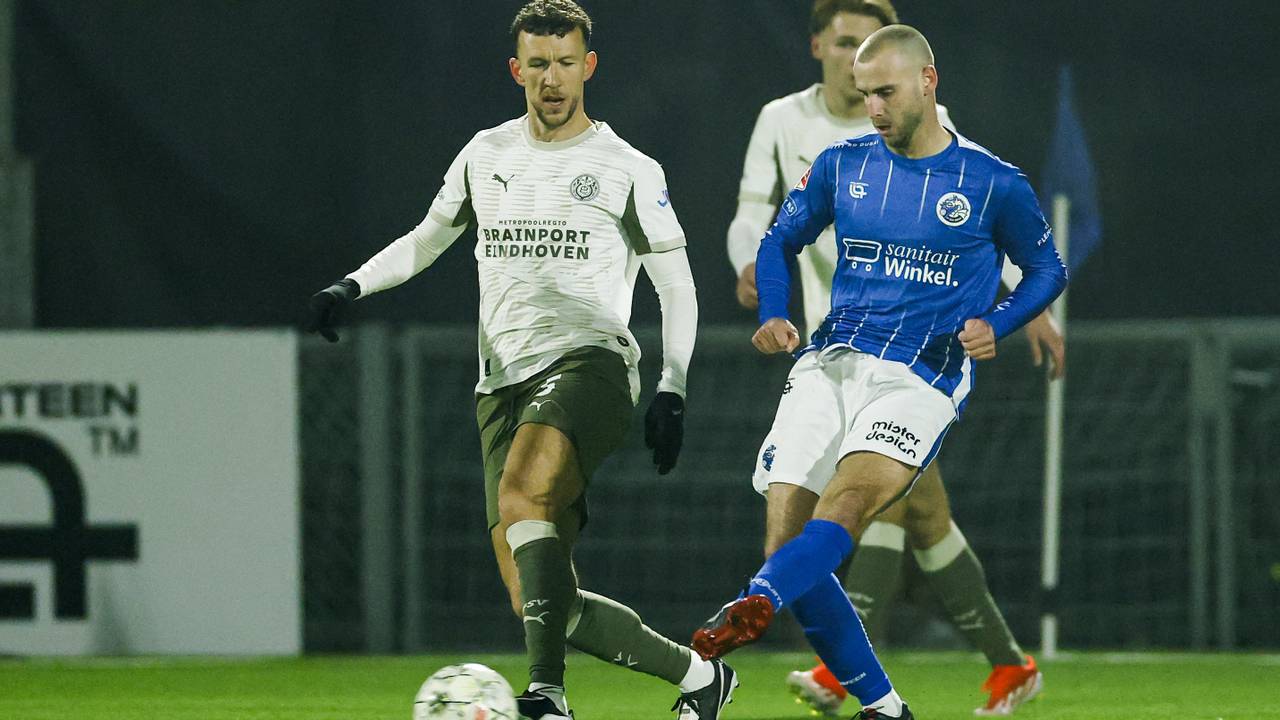 Danny Verbeek heeft er ,ondanks zijn goal, toch 'de pest in' na het 1-4 verlies tegen PSV (Foto: ANP).
