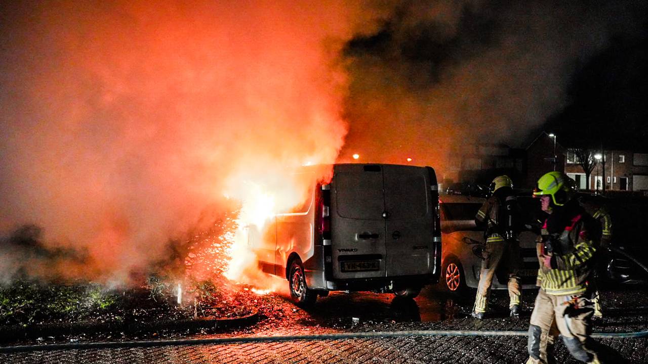 Bus compleet verwoest door felle brand