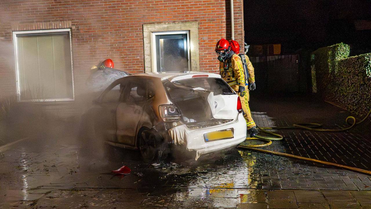 Auto vliegt in brand, vuur beschadigt gevel woonhuis