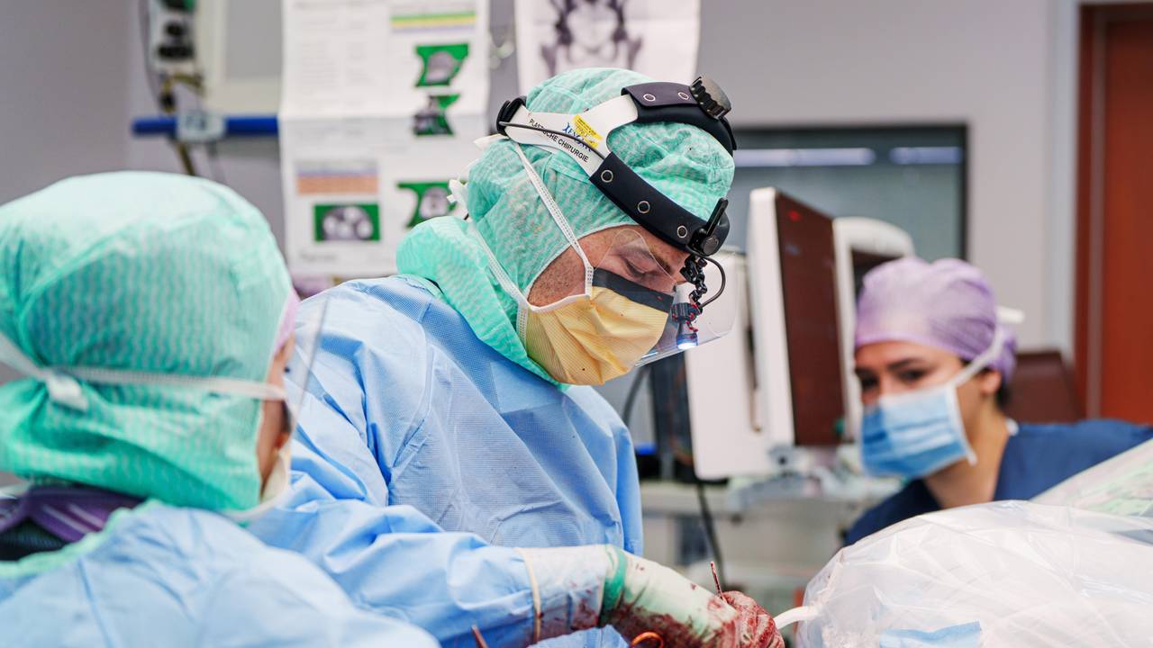 Chirug Rintje in de OK (foto: Anna zorggroep).