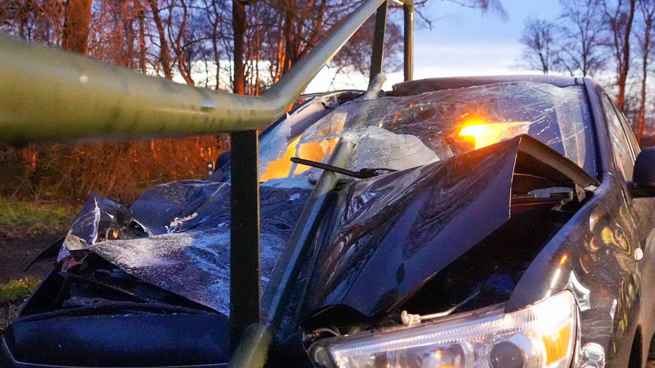 De automobilist hoefde niet meer naar het ziekenhuis (foto: Harrie Gijseels/Persbureau Heitink).