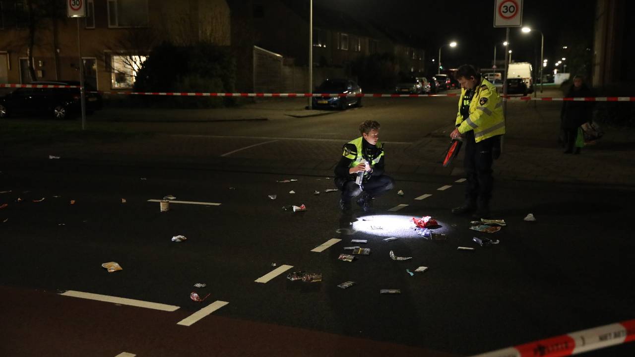 Agenten doen onderzoek (foto: Christian Traets/Persbureau Heitink).