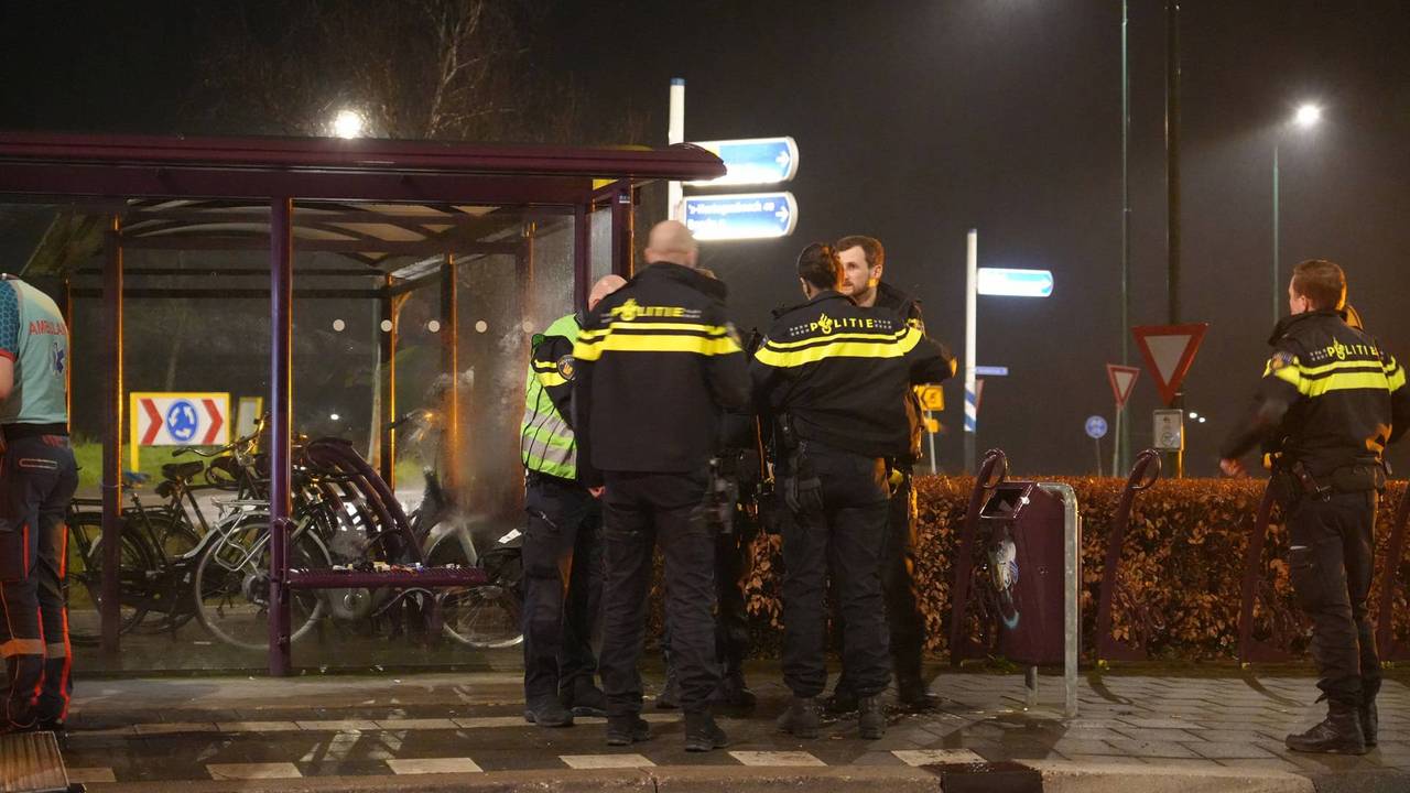 Neergestoken man gevonden bij bushalte Wagenberg, traumaheli opgeroepen