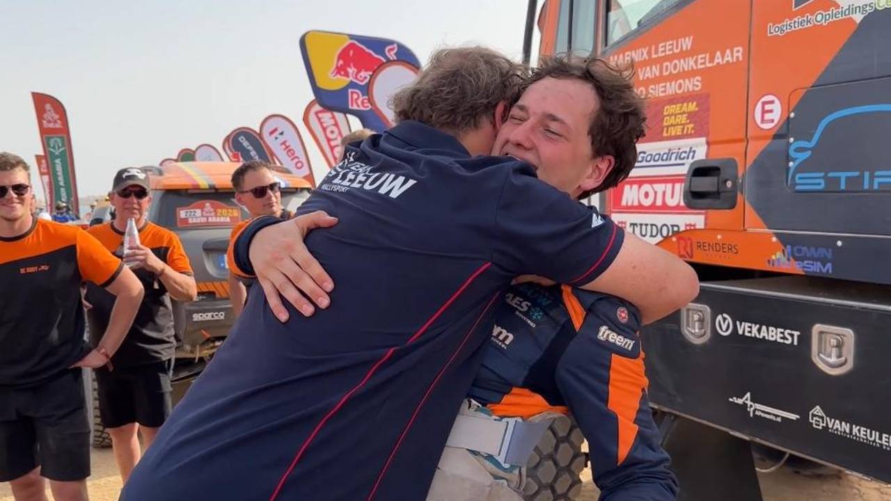 Vader Marc omhelst zoon Marnix Leeuw (foto: Leon Voskamp).