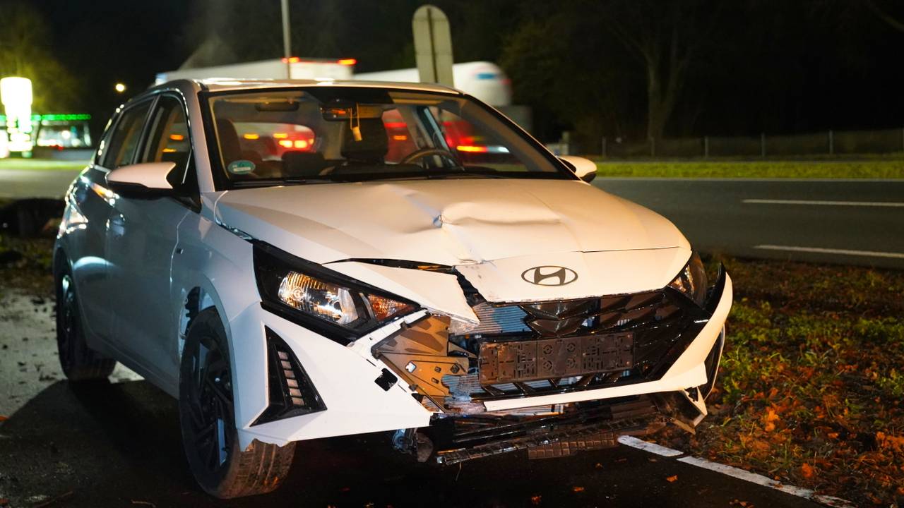 Automobiliste raakt van de weg en botst tegen paal, vertraging op N65