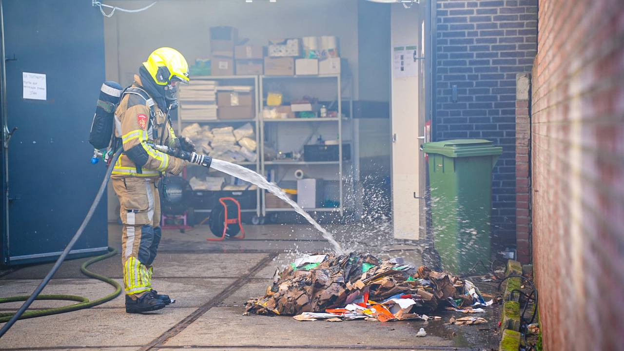 Drie huizen ontruimd door rookontwikkeling bij brand in container