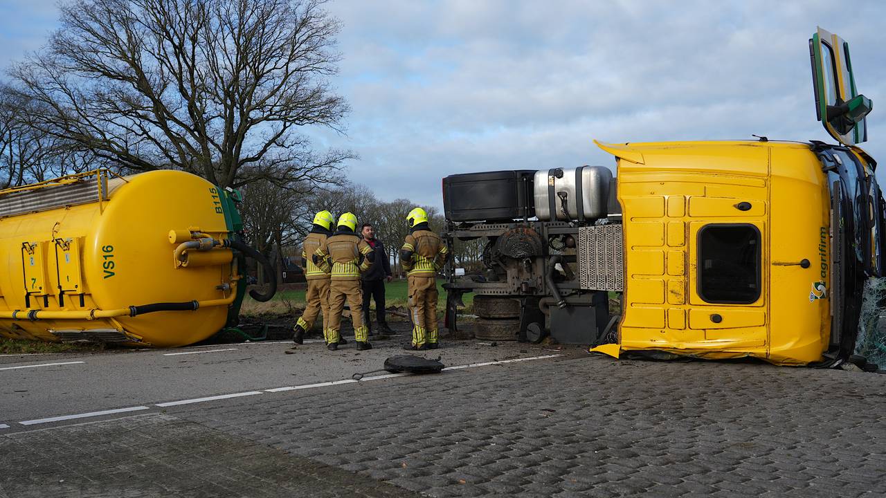 Chauffeur van gekantelde vrachtwagen gewond naar ziekenhuis