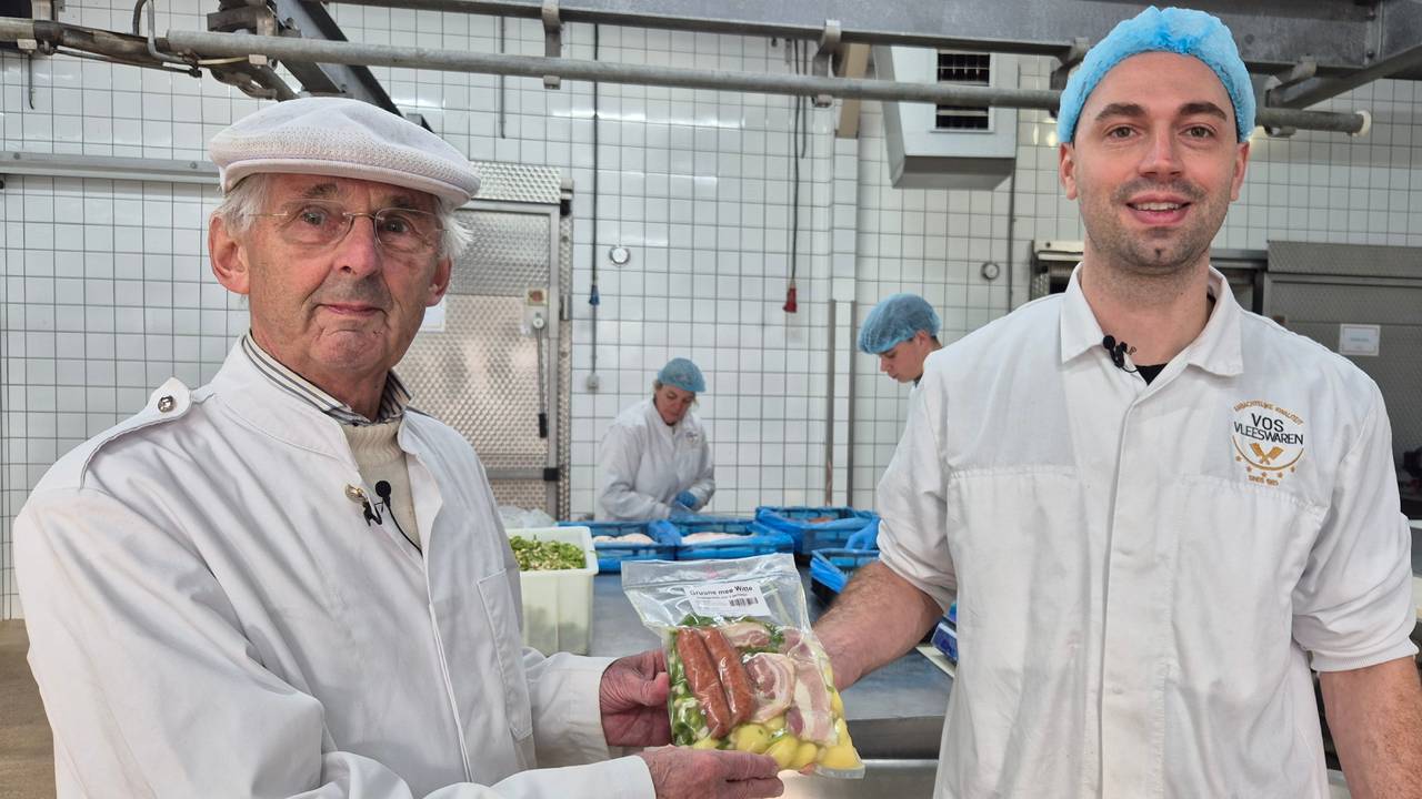 Oud-slager Kees Janson (links) en slager Geert-Jan Vos brengen het streekgerecht 'Gruune mee Witte' weer terug op tafel (foto: Niek de Bruijn)