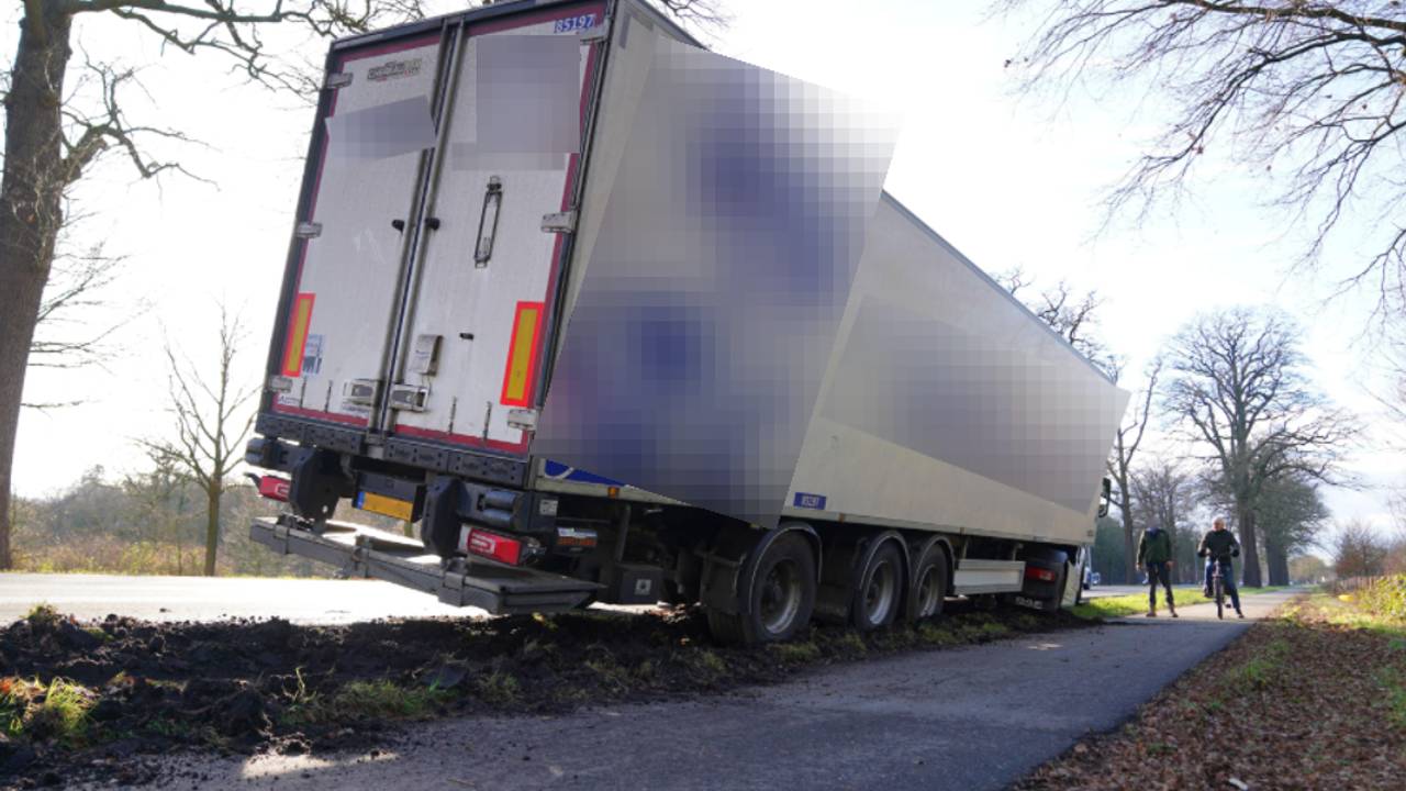 De vrachtwagen kwam naast de N65 tot stilstand (foto: Bart Meesters/Persbureau Heitink).