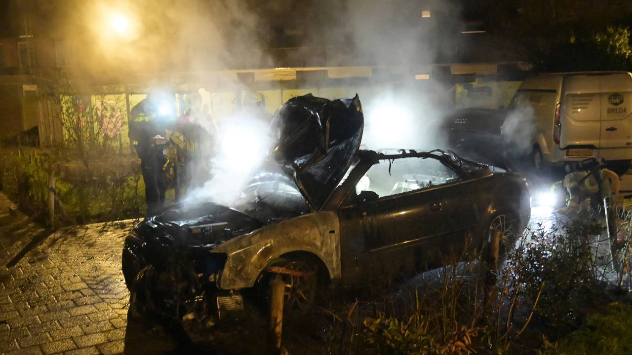 In Breda klonk een harde knal waarna een auto in brand stond (foto: Perry Roovers / Persbureau Heitink).