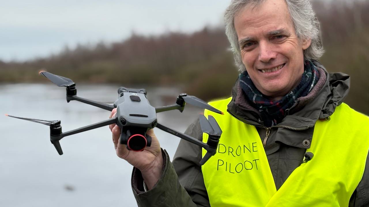 Fotograaf Paul Oostveen met zijn drone op de Groote Peel