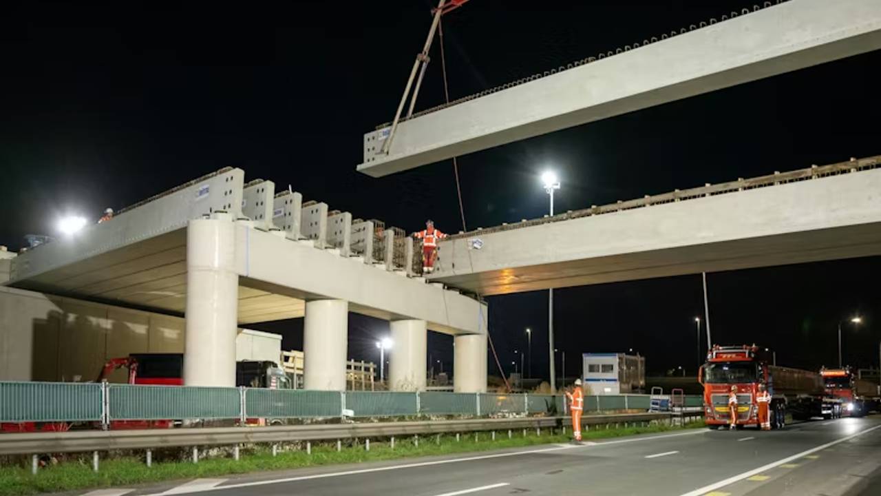 Het viaduct op de A59 in aanbouw (foto: Rijkswaterstaat).