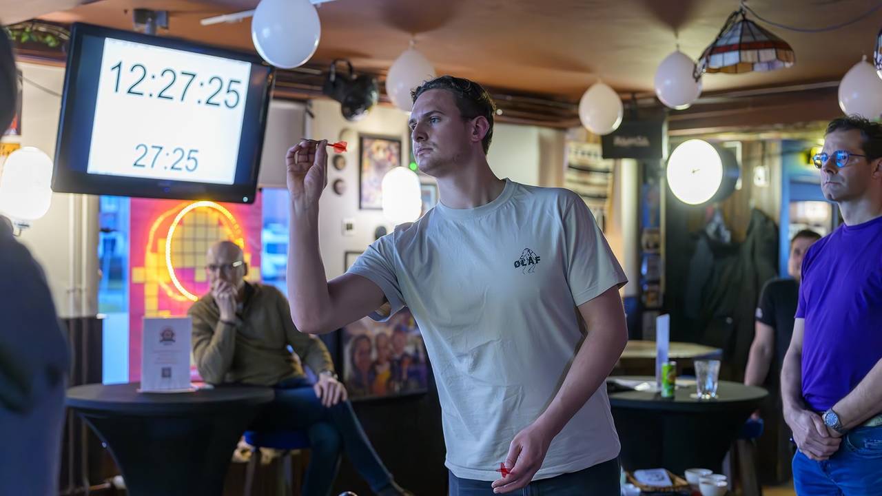 Geconcenteerd gooit Tijn Galenkamp zijn pijlen. Voor het goede doel dart hij 25 uur lang achter elkaar (foto: Cees Ringelberg).