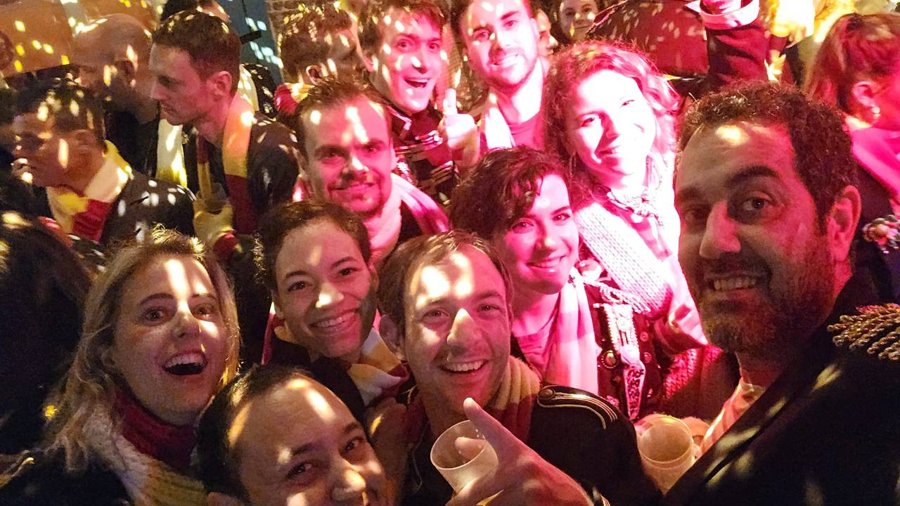 Deze expats vieren carnaval, maar worden ze ook met open armen ontvangen? (foto: Mohamed, linksonder).