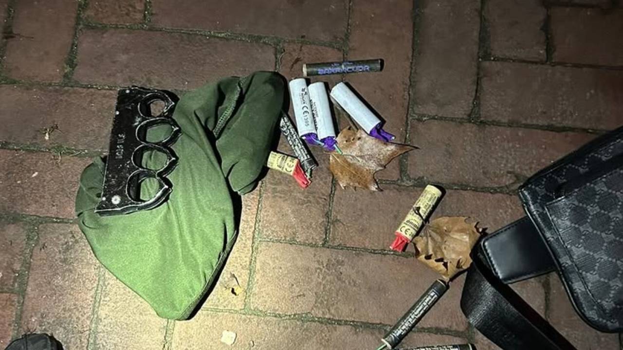 De man had een boksbeugel met ingebouwd mes en illegaal vuurwerk bij zich (Foto: Instagram / handhaving_helmond.)