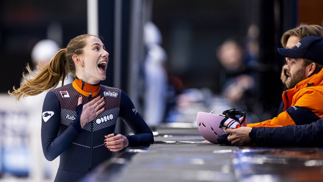 Zoë Deltrap is door het dolle heen met haar zilveren medaille. Dit was de laatste krachtmeting voor de Olympische Spelen (Foto: Iris van den Broek / ANP.)