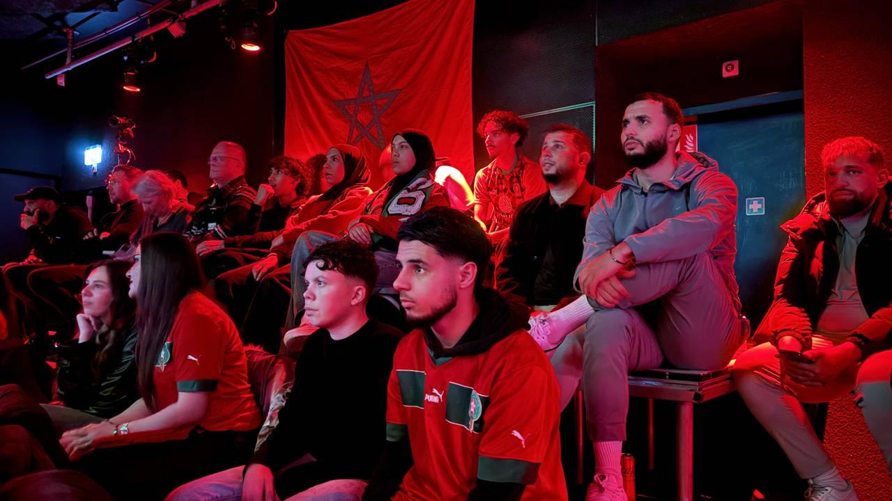 Marokkaanse voetbalsupporters kijken samen gespannen in Eindhoven naar de finale van de Afrika Cup (foto: Wilco Zonneveld).