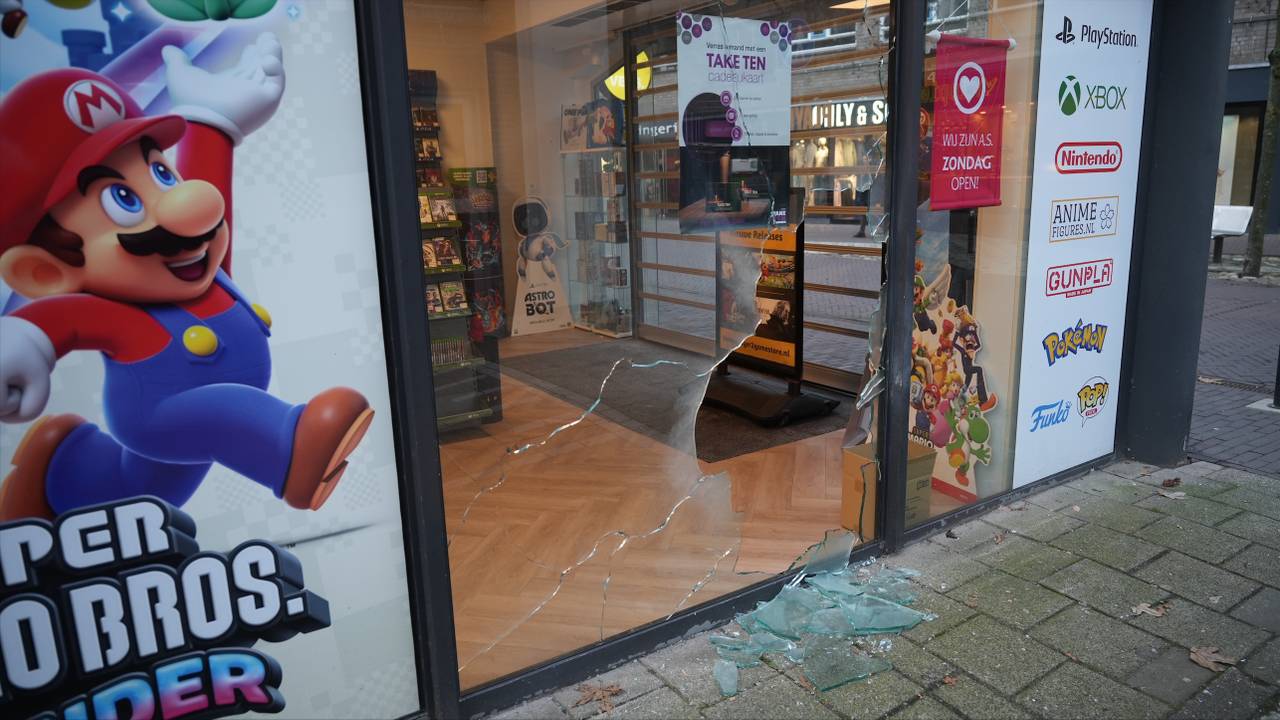 Een zwaar explosief is gebruikt om de dikke ruit te breken (foto: Rochelle Moes).