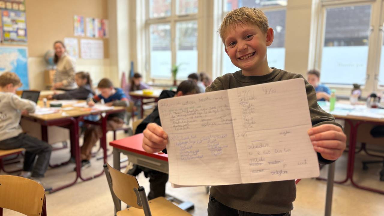 De schrijfjuf helpt Timme van hanenpoten naar sierlijke letters