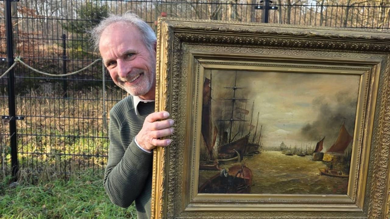 Johan Vlemmix met het schilderij waarop geboden kan worden 