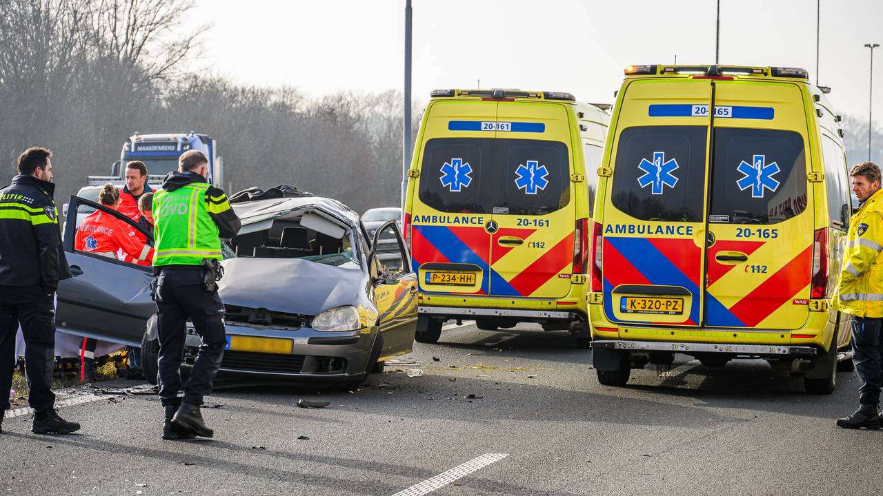 Twee mensen gewond nadat auto over de kop slaat op A58