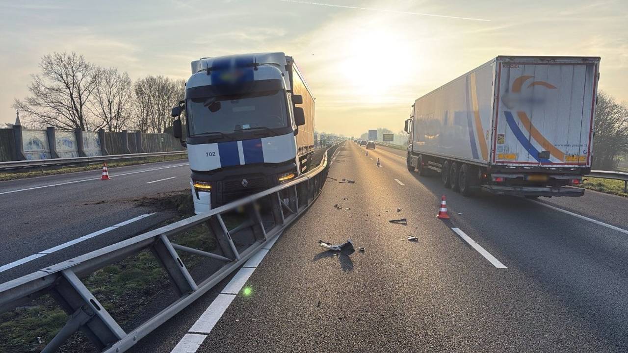 De vrachtwagen belandde in de vangrail (foto: Rijkswaterstaat).