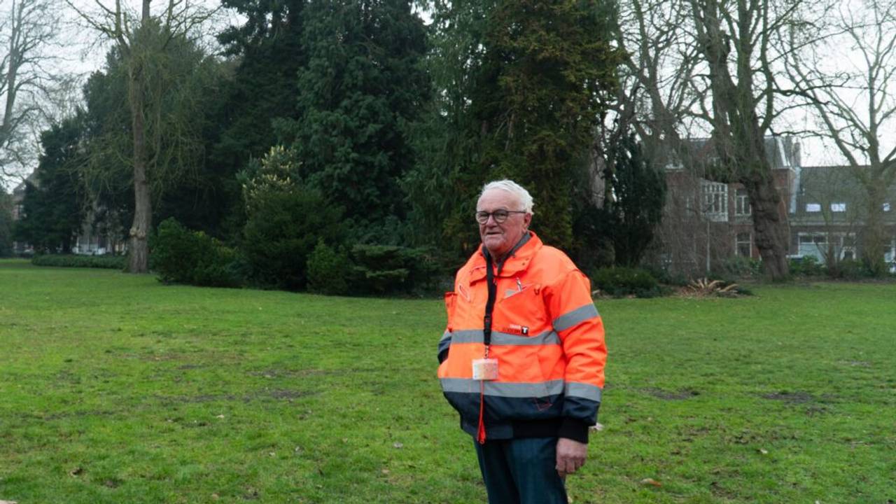 Wijkbewoner Ton Melis ziet het park al jaren verloederen (Foto: Edita Saakian/Omroep Tilburg).