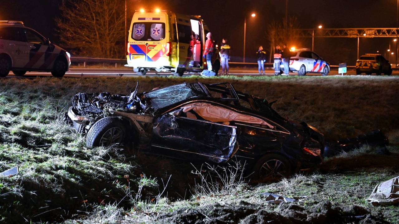 De auto belandde in de sloot bij de crash (foto: Persbureau Heitink).