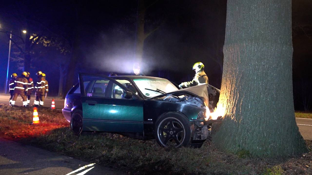 Auto botst op boom bij Helvoirt, verpakkingen van drugs en alcohol gevonden
