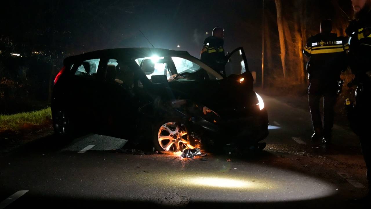 Auto botst op boom in Breda, bestuurder met de schrik vrij