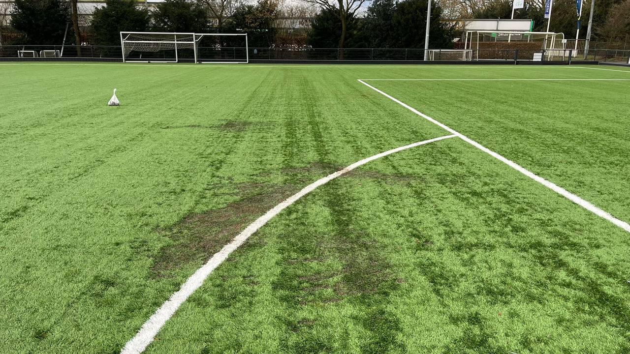 Vuurwerk zorgde voor meerdere brandplekken op een kunstgrasveld van voetbalclub UDI'19 (foto: UDI'19).