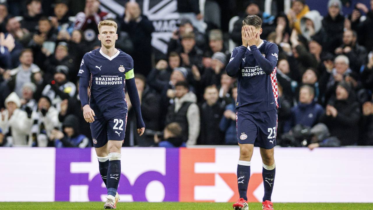 Jerdy Schouten en Joey Veerman balen van de verliespartij in Newcastle (Foto: ANP).