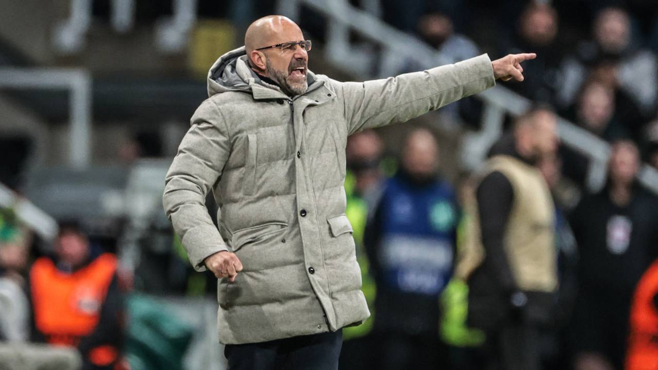 Peter Bosz tijdens de wedstrijd Newcastle United - PSV (3-0) (Foto: ANP).