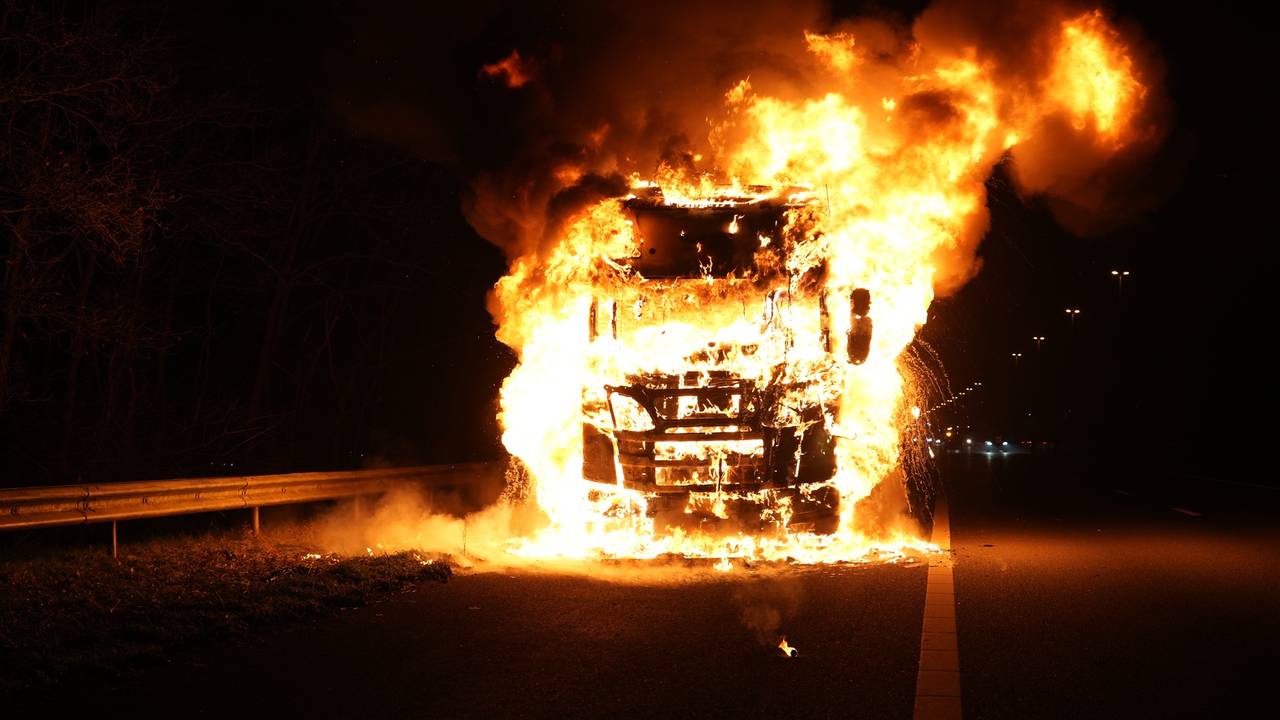 Vrachtwagen in brand op A58