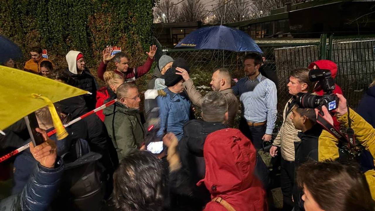 Tom de Wal houdt midden op straat zijn genezingsdienst (foto: Omroep Brabant).