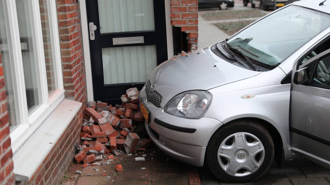 Muur brokkelt af nadat bestuurder huis ramt in Bergen op Zoom