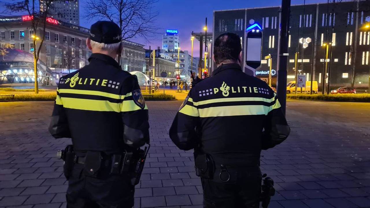 Politie in het centrum van Eindhoven (foto: Noël van Hooft).